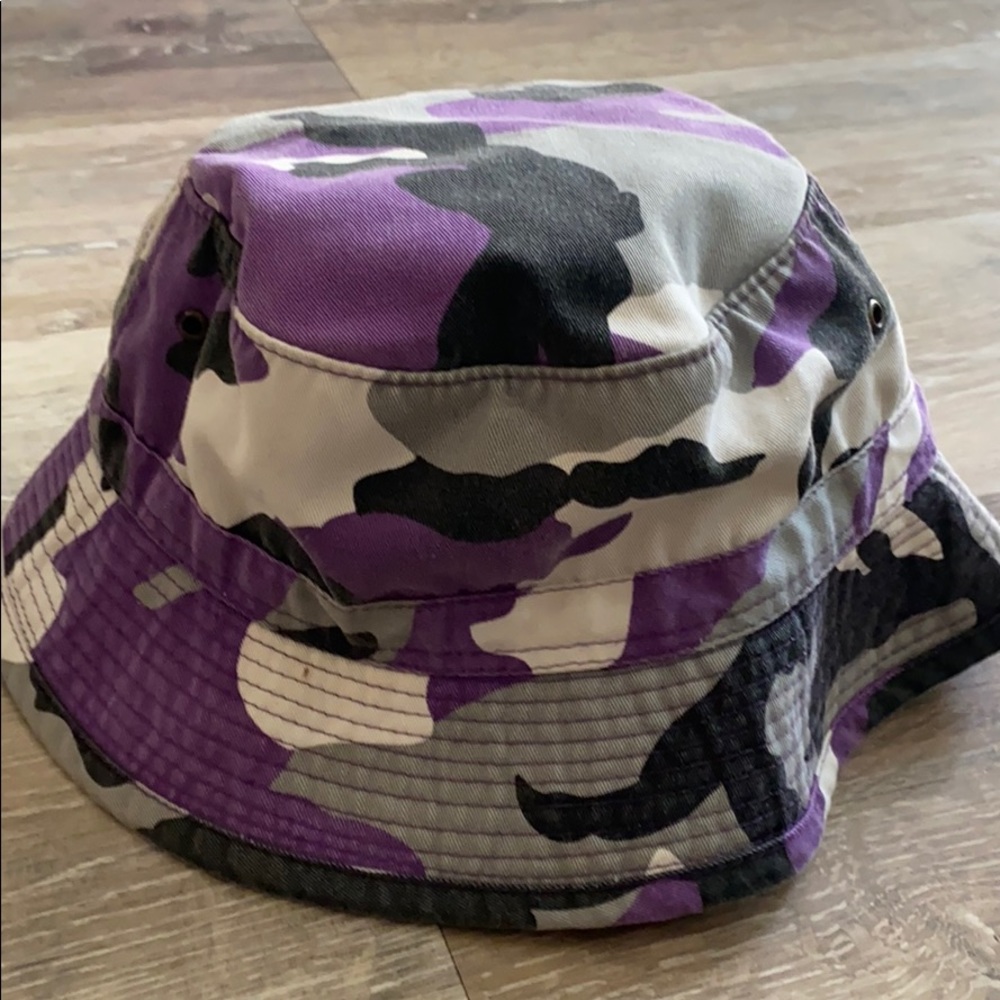 🌻5/$25🌻
Camo print bucket hat - Picture 4 of 4